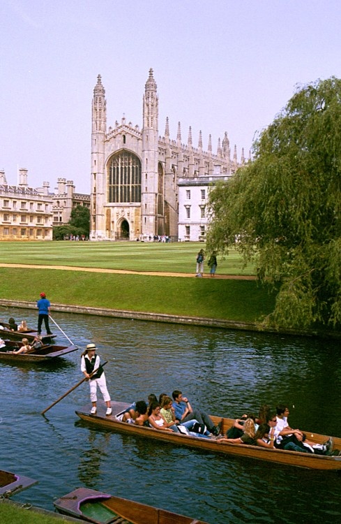Cambridge - punting by King's College Chapel