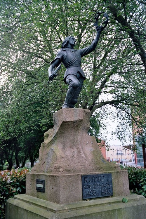 Richard III Statue in Castle Gardens in Leicester - June 2005
