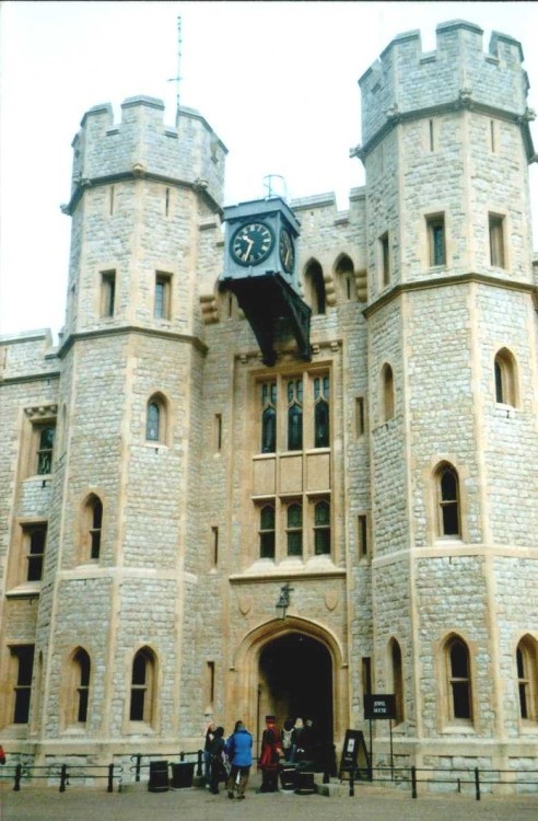 London - Tower of London, Jewel House, Sept 2002