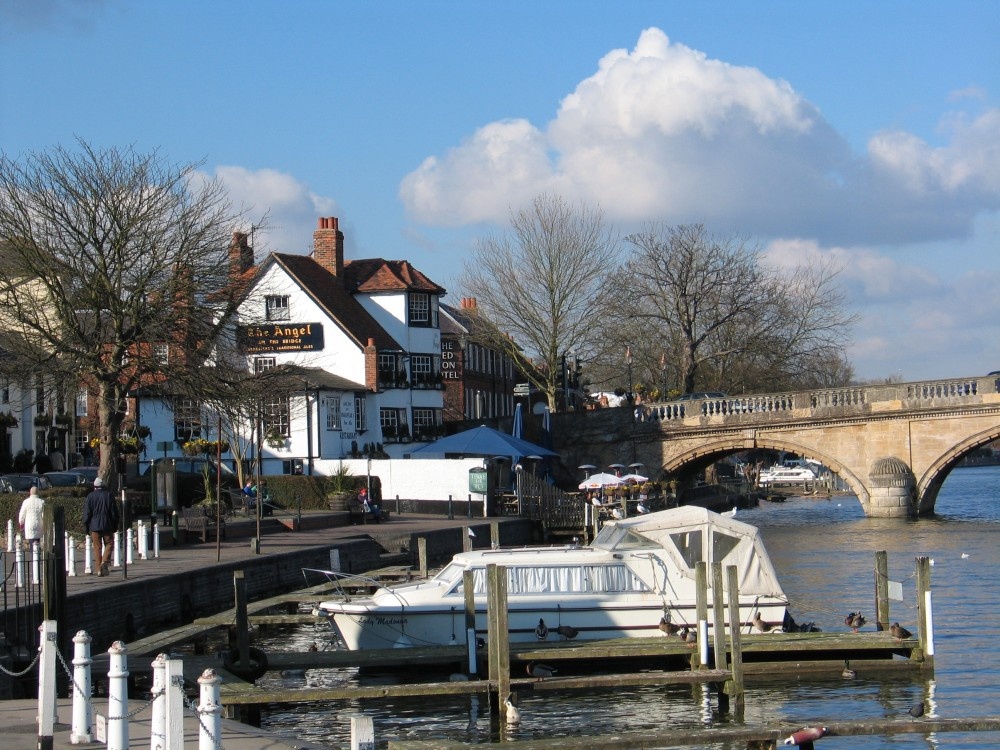 Henley-on-Thames. Looking towards Bridge and 'The Angel' Public House