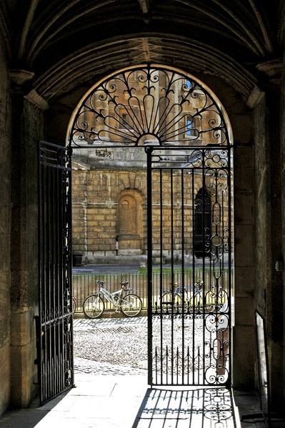 Gate of the Old Bodleian Library to Radcliffe Square.
