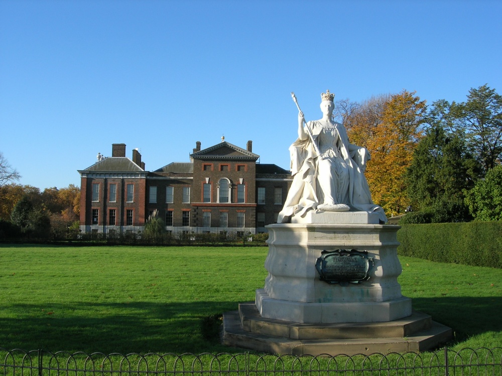 Kensington Palace and Queen Victoria's Statue