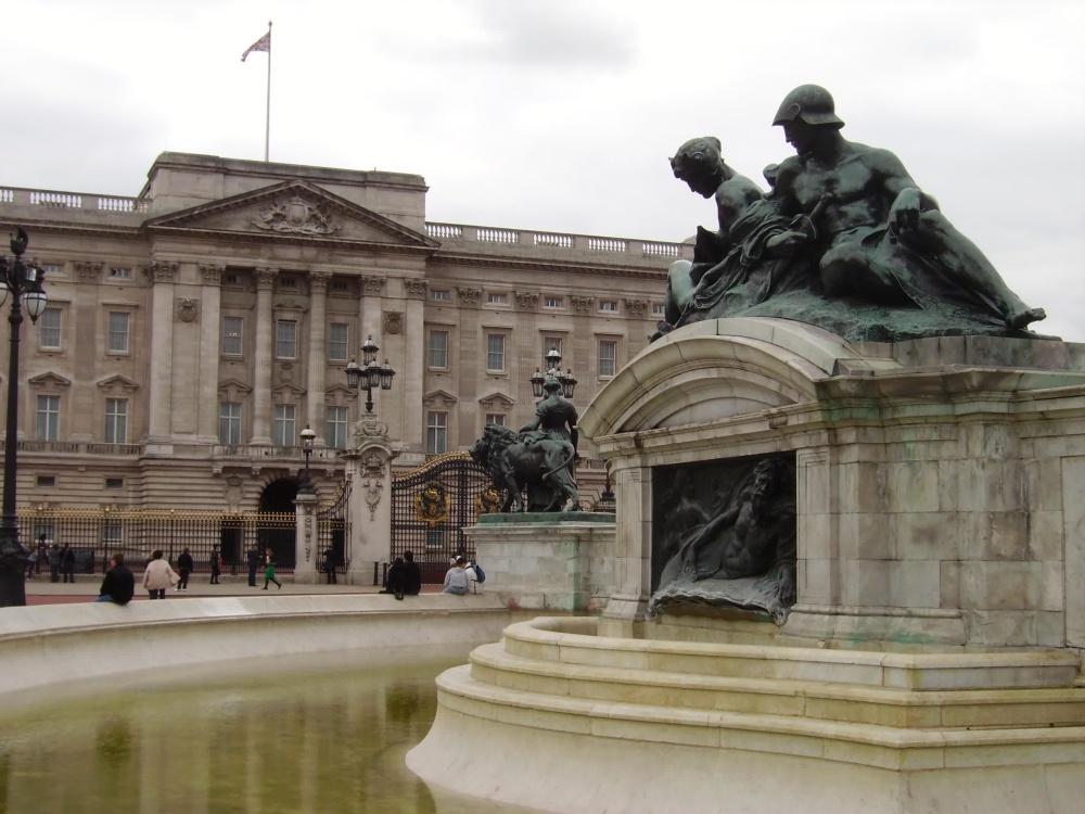 Victoria Monument & Buckingham Palace, London
