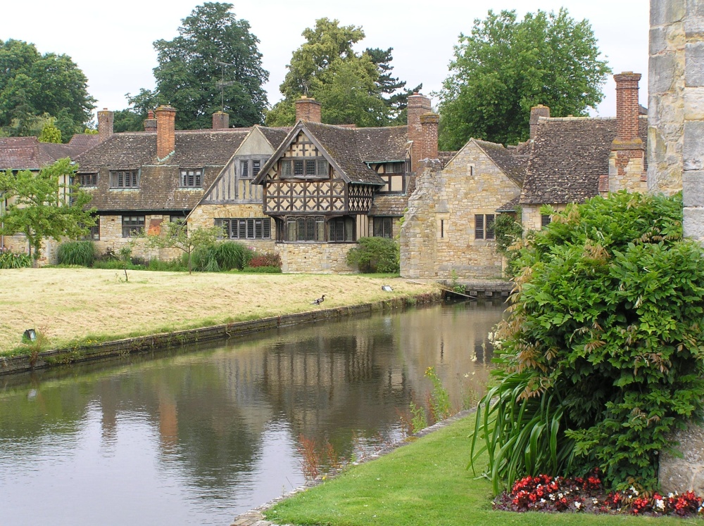 Hever Castle visitor houses in Kent