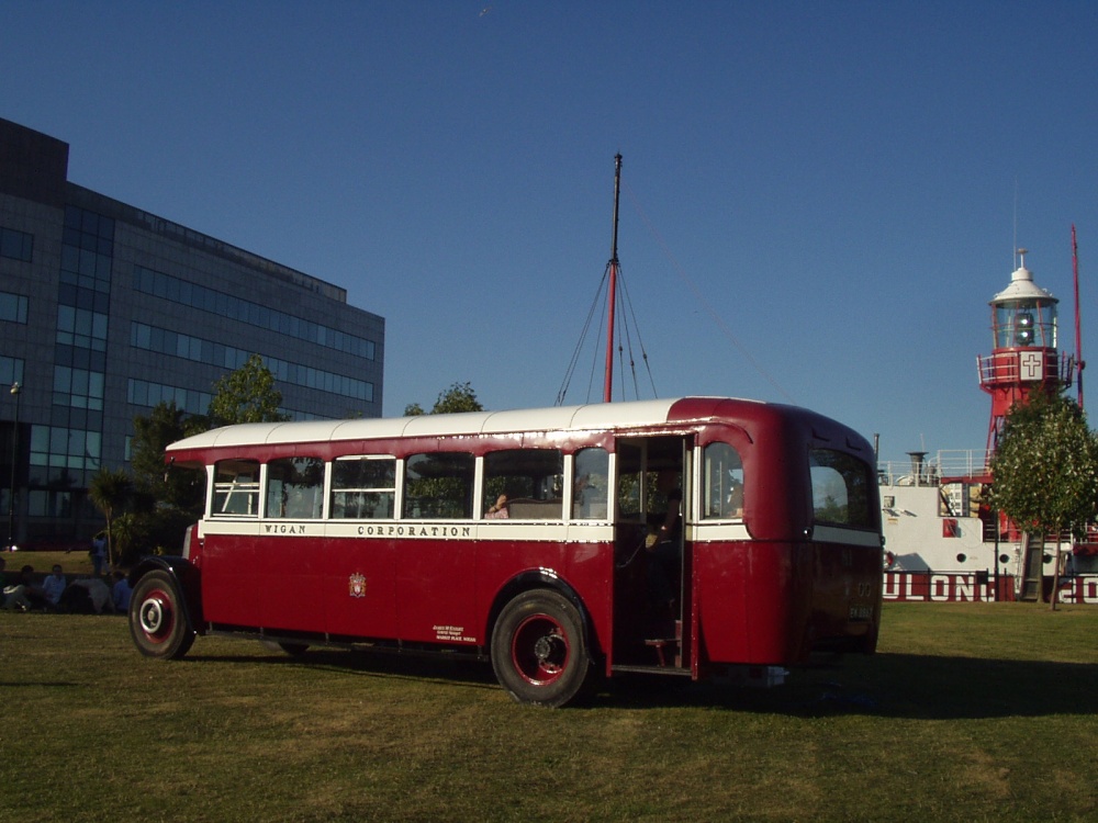 Old Bus visits Cardiff Bay