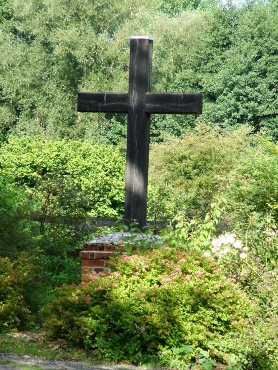 The cross at the start of the road to St Margaret's Church, Syleham (Wingfield / Brockdish)