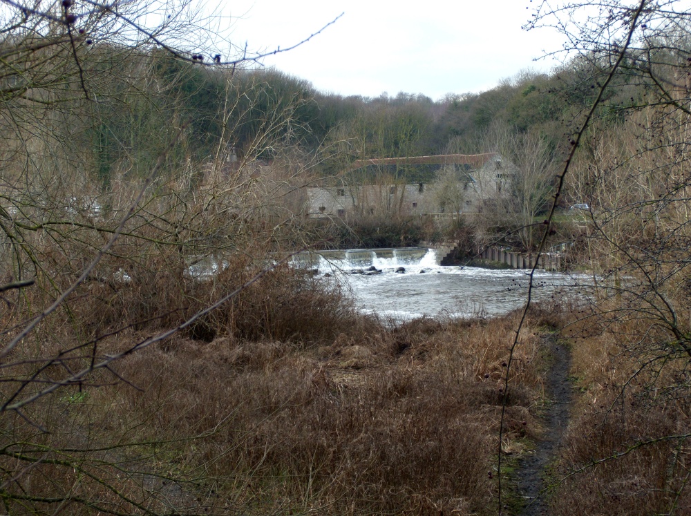Sprotbrough weir with the Boat Inn beyond