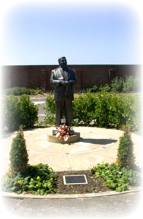 Statue of the late Les Dawson, comedian