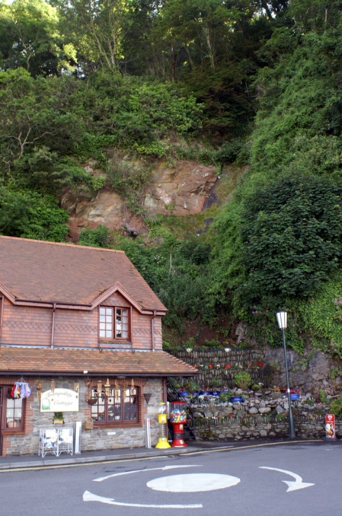 The gift shop under the cliffs.