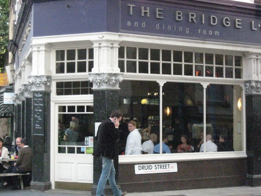 Pub near the London bridge