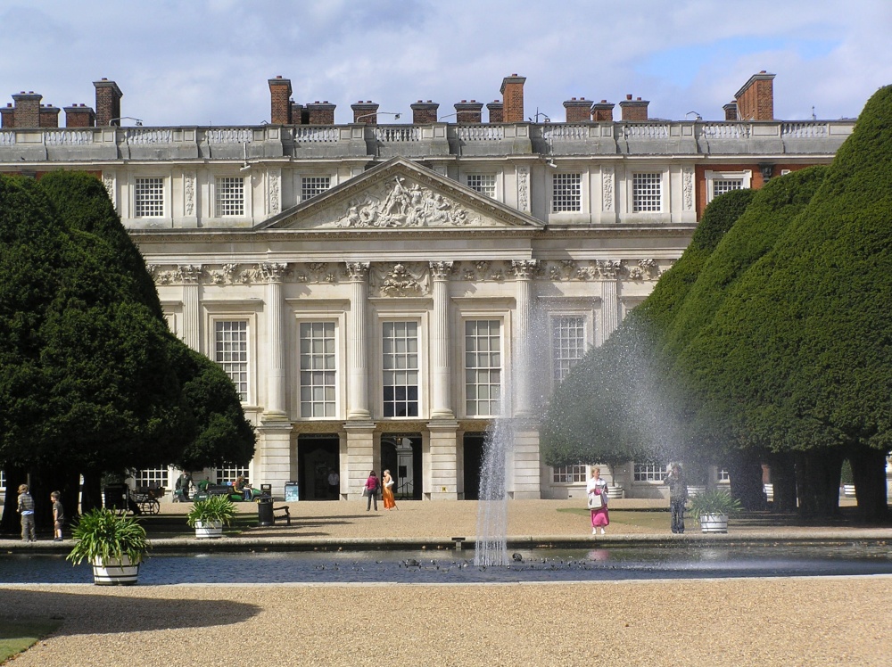 Hampton Court Palace and fountain