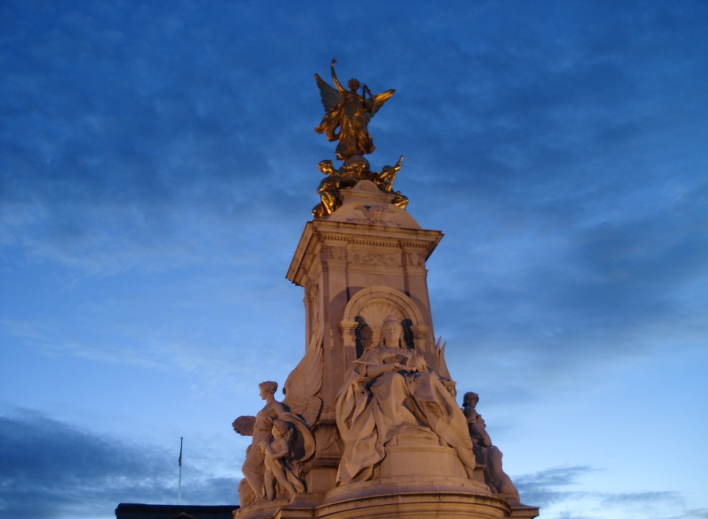 Buckingham Palace Statue