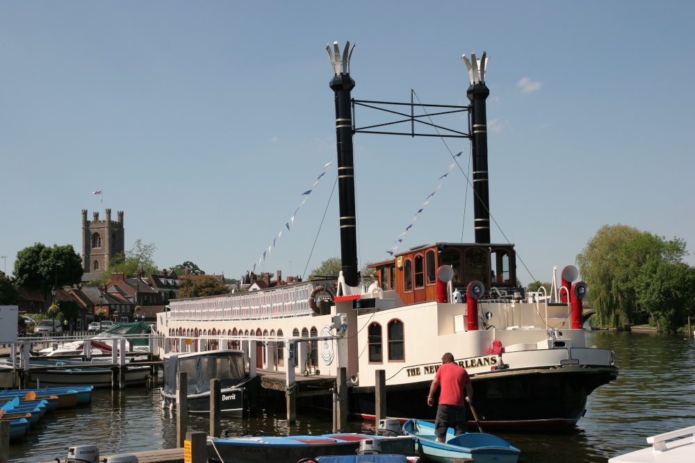 Paddle Steamer 'New Orleans' moored at Henley