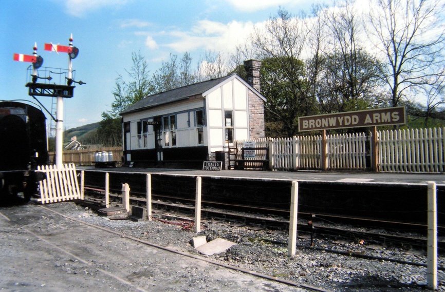 Bronwydd Arms station.