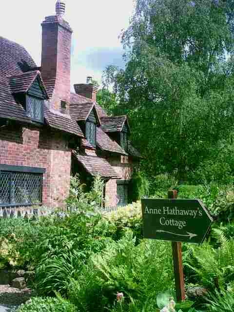 Stratford upon Avon - Anne Hathaway's Cottage in Bloom - Part 1
