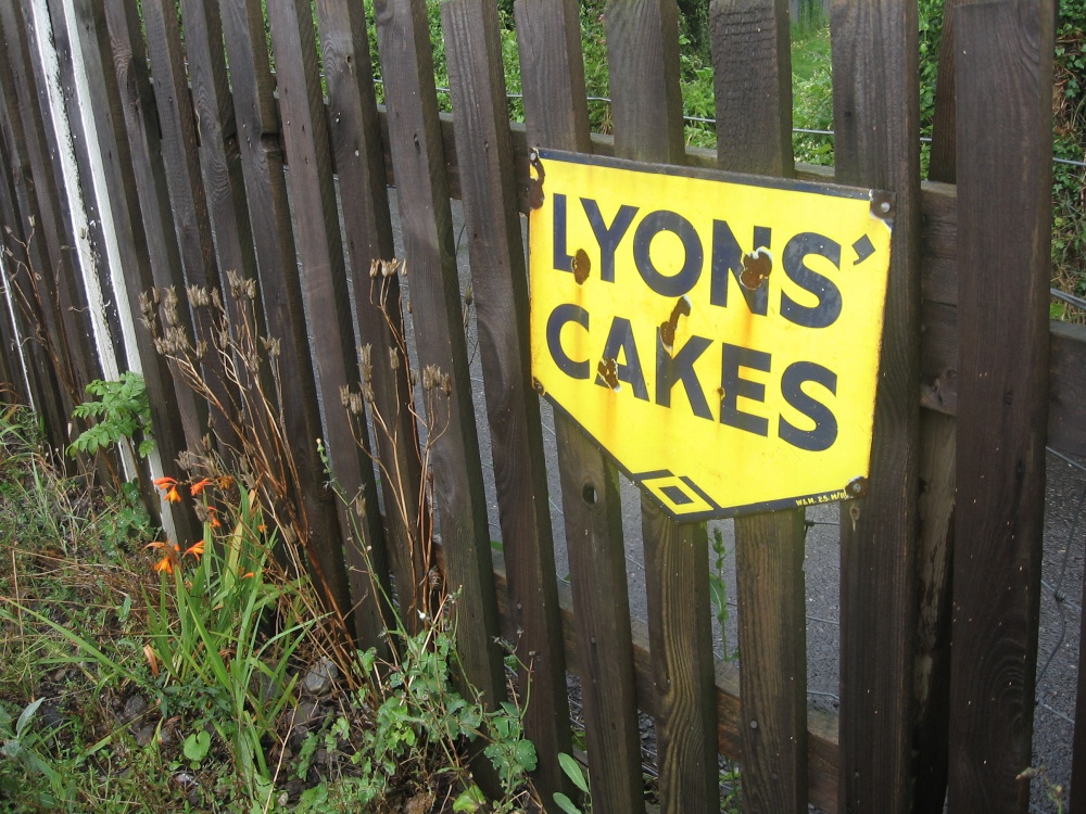 Lyon's Cakes Advert