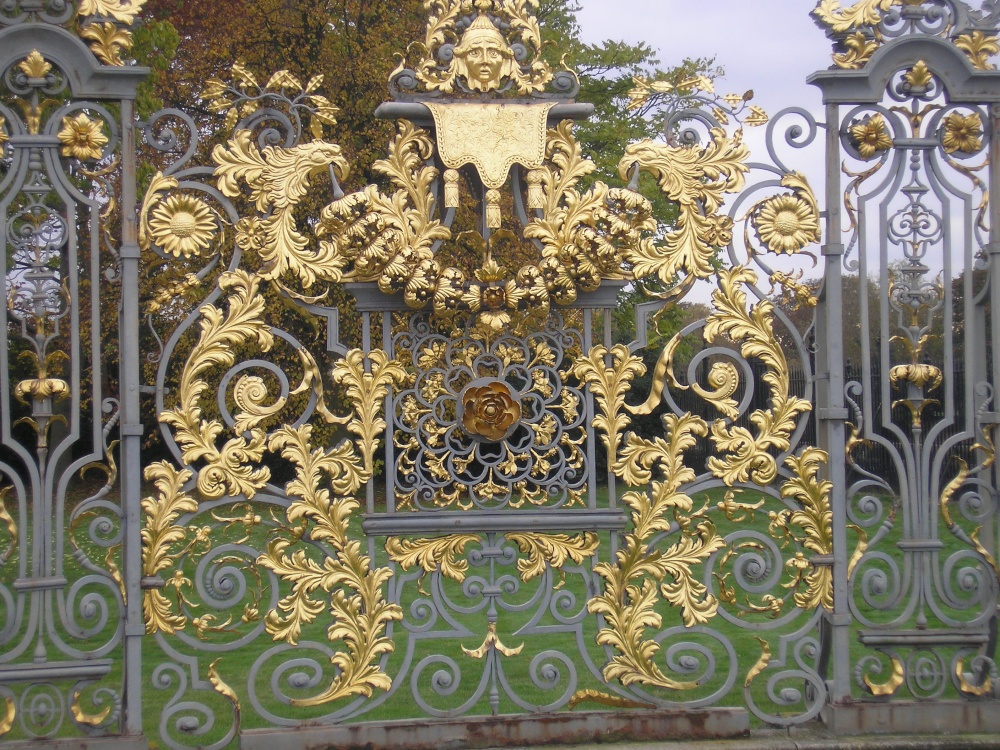Gardens Hampton Court Palace Bishops Gate?