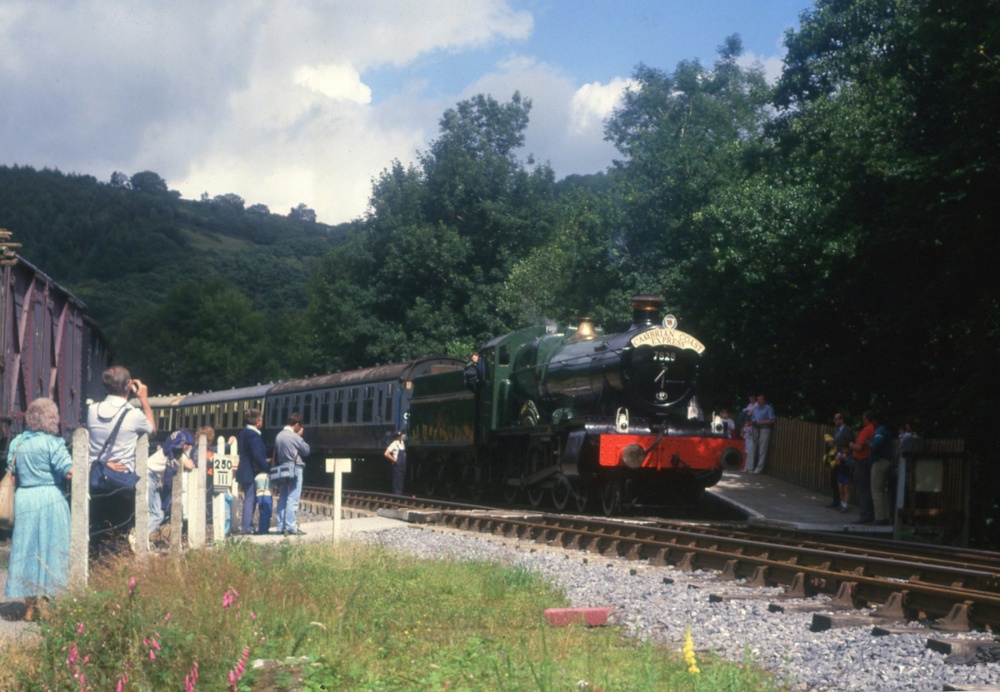 A picture of Llwyfan Cerrig station, ner Bronwydd Arms