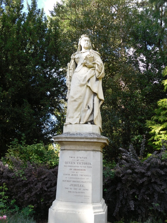 Abingdon, the statue of queen Victoria in the Abbey gardens