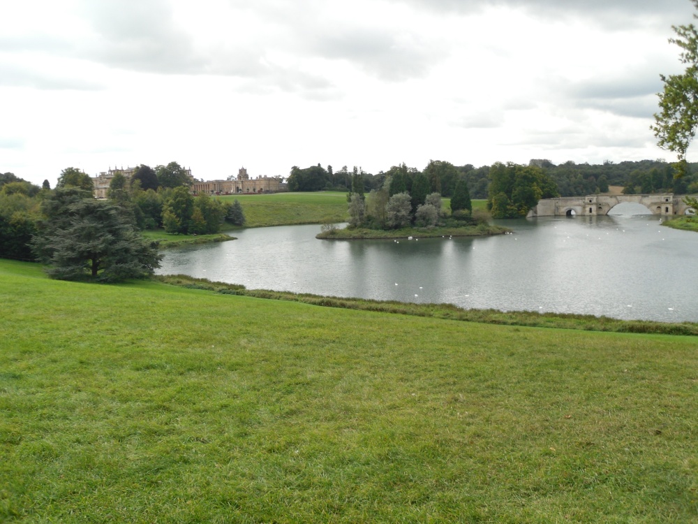 View of the Blenheim Palace and the lake