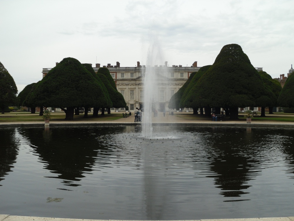 The Hampton Court Palace and Fountain