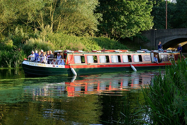 Canal Boat Victoria at Hoe Mill Lock