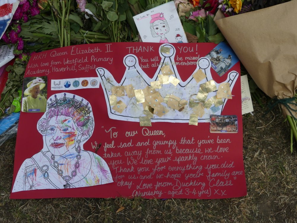 Tributes to Her Majesty in Green Park