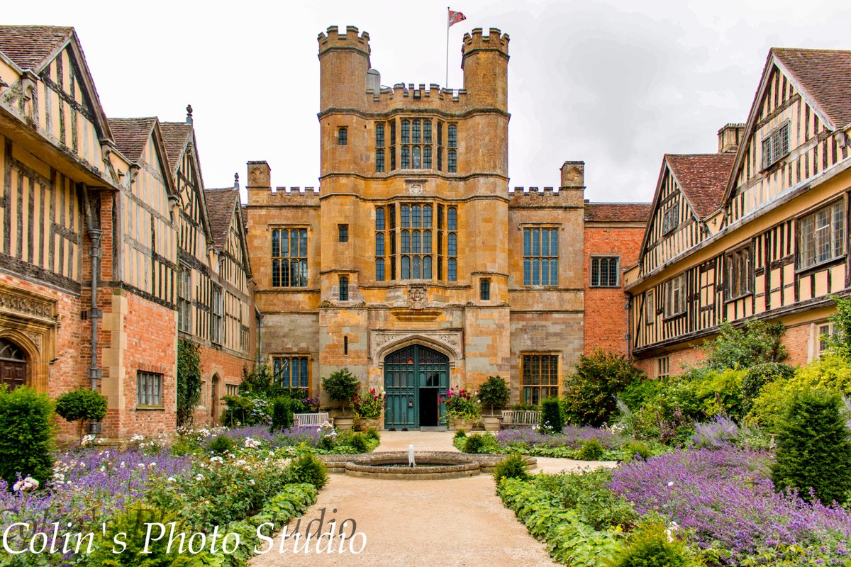 is coughton court dog friendly