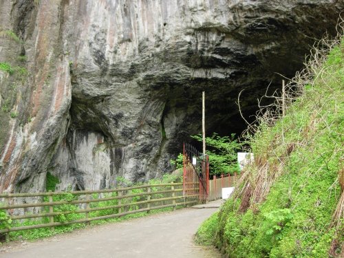 Castleton: The entrance to Peak Cavern