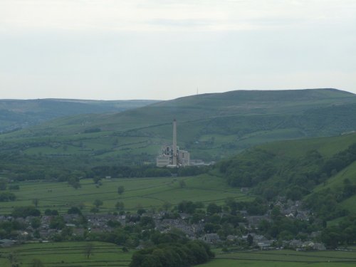 A view over Castleton with the cement factory in the background=) (04-05-2006)