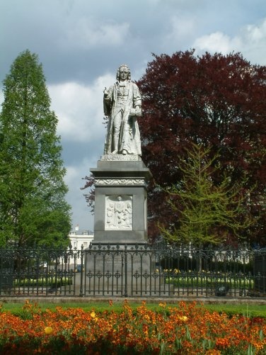 Issac Watts Monument from the front