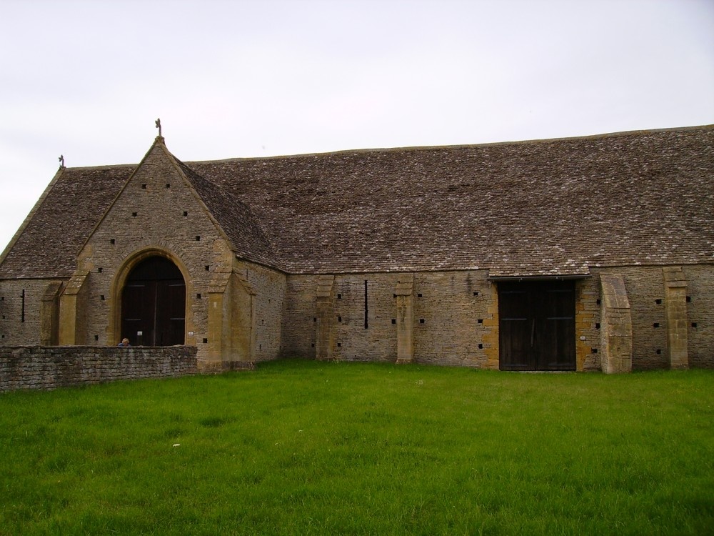 Middle Littleton Tithe Barn, Evesham photo by Elke