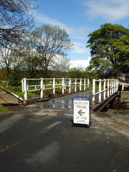 The Swing Bridge at Rodley crossing the canal. Follow the arrow for Rodley Teas