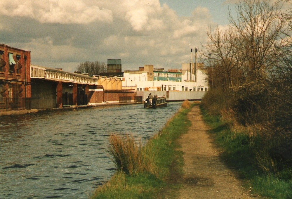 Harlesden. Grand Union Canal