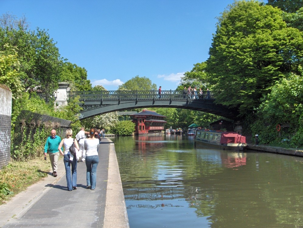 Walking the Canal from Camden Town to Lisson Grove. Picture taken in Mid May, 2005