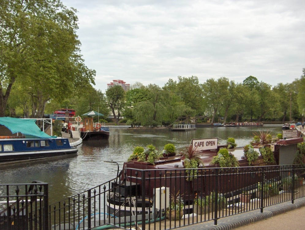 Walking along the Canal from Camden Town to Lisson Grove. Picture taken in Mid May, 2005