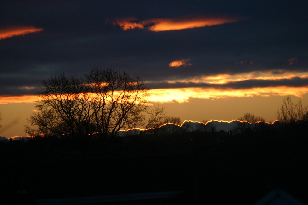 Let the sun go down. Taken in Barwell, Leicestershire, with canon eos 300d
by Mark Brown