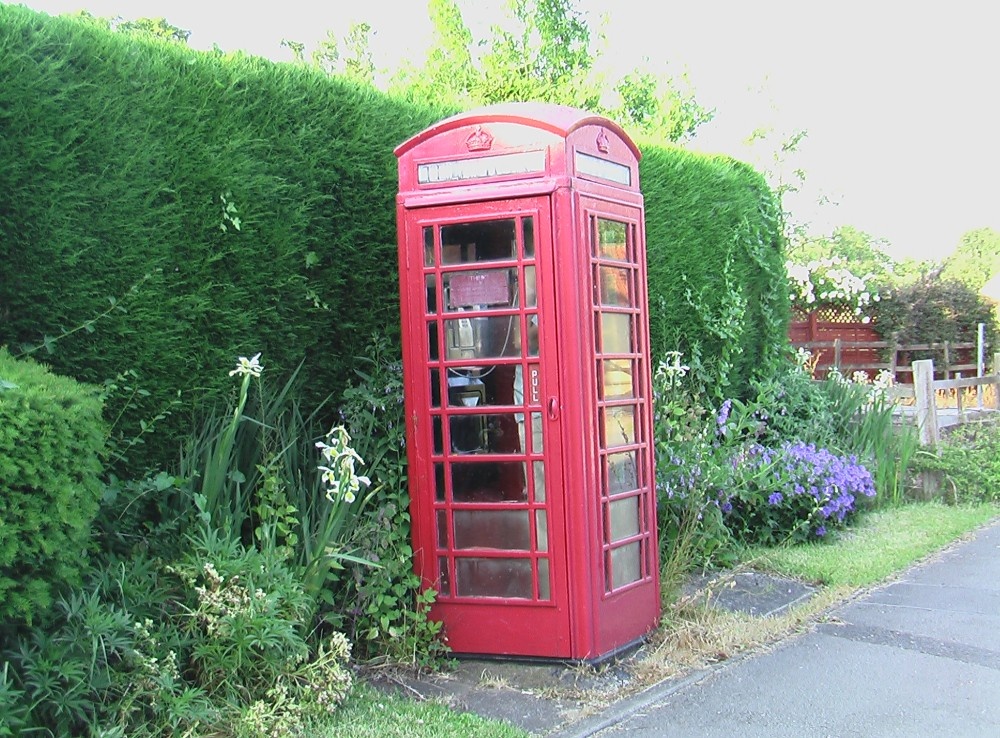 Photograph of Phone box at Brattleby, Lincolnshire.
