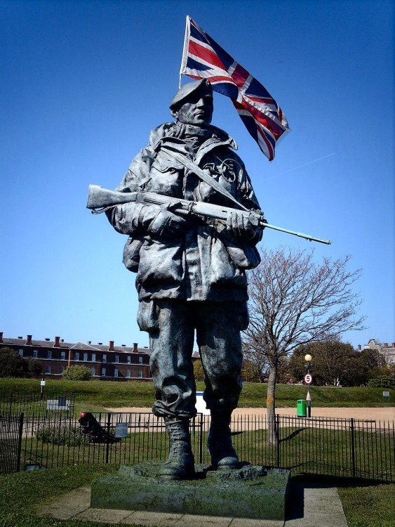 Statue of Falklands Marine Yomper at Eastney Barracks, Hampshire

Taken:  5th May 2006