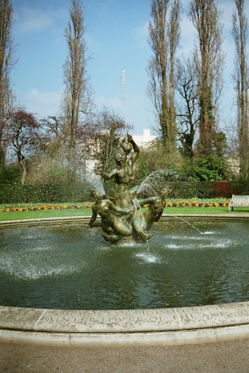 A fountain in Regent's Park in London