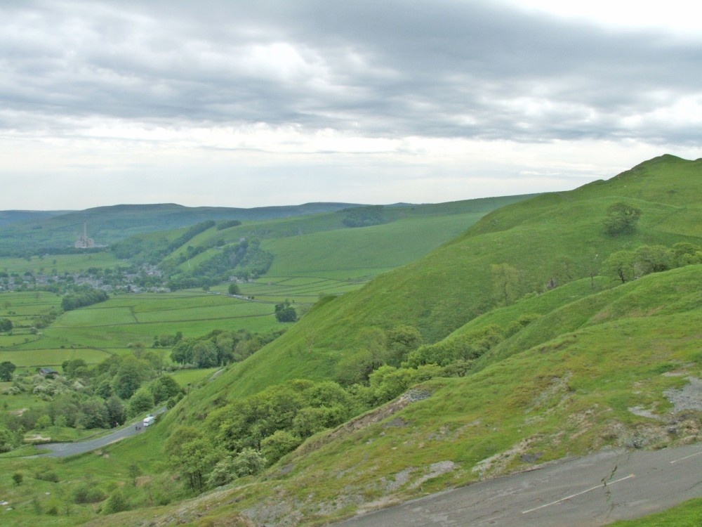 A view over Castleton with one of the peaks of Winnats Pass on the right (04-05-2006)