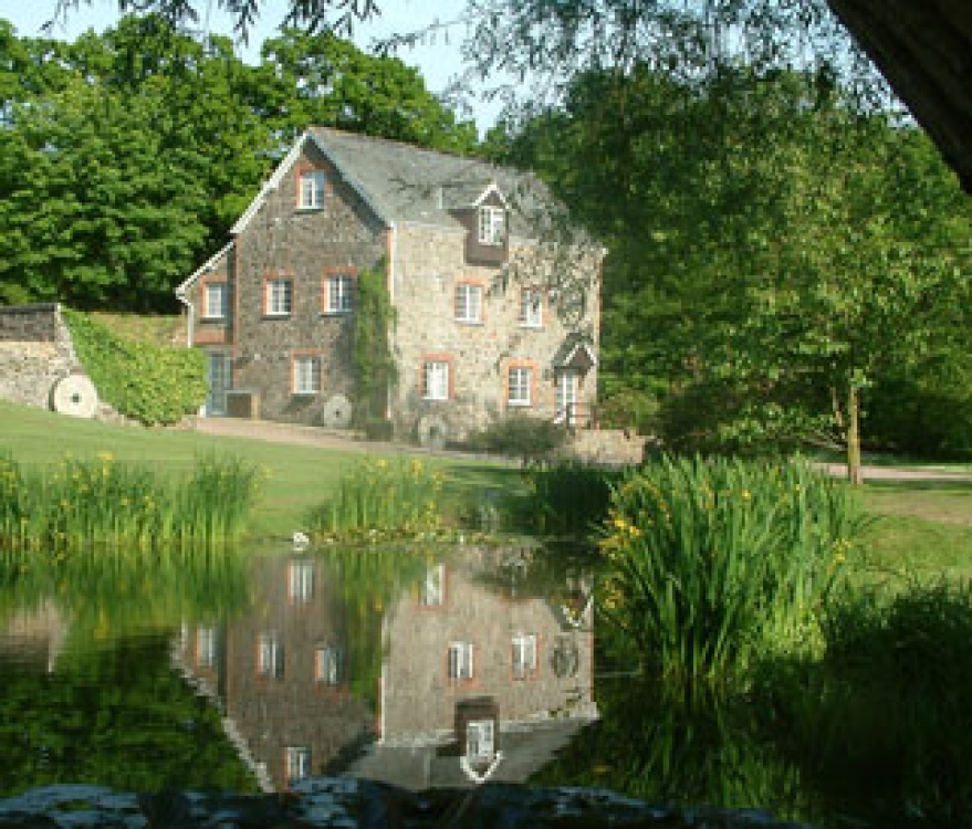 Millbrook Cottages Lake in High Bickington, Devon