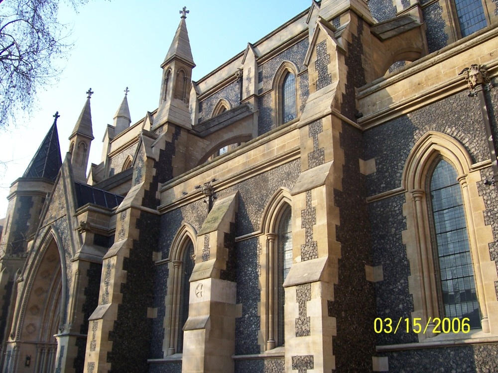 A picture of Southwark Cathedral photo by Elizabeth Lhamon