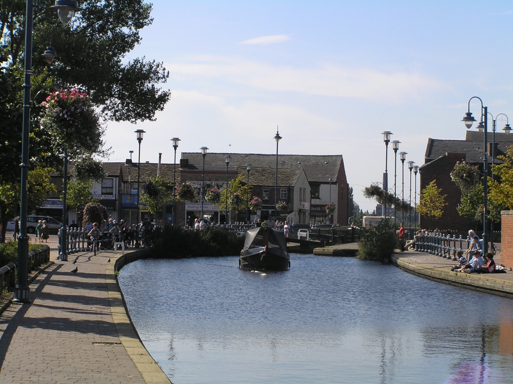 Photograph of The Huddersfield canal in Stalybridge centre, Sept 2006.