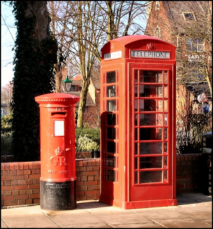 A George V Postbox in Bailgate, Lincoln, with accompanying old style red Telephone Box.