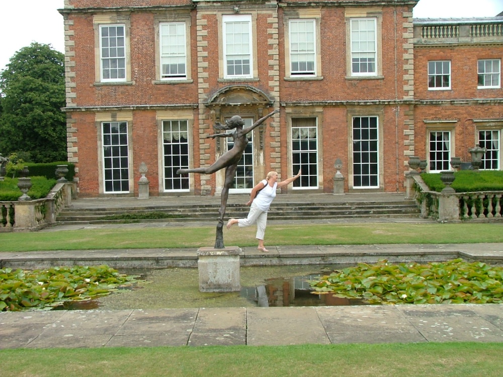 Newby Hall House in front of fountain