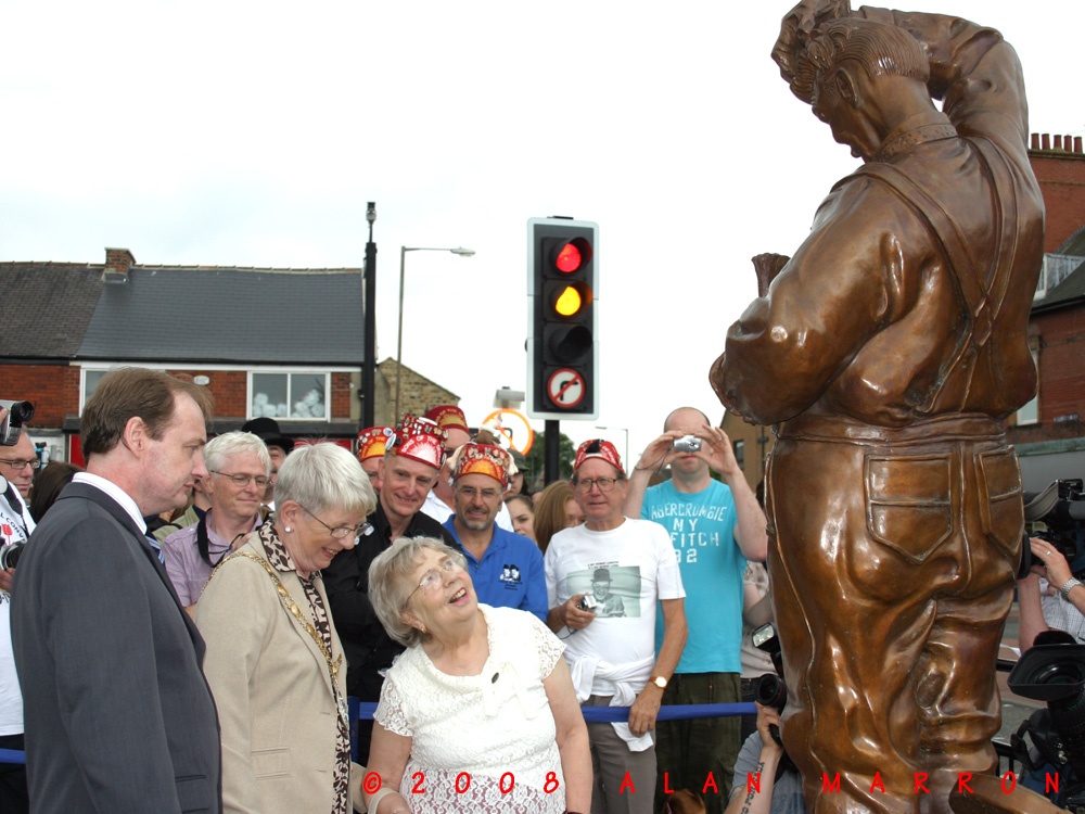 Stan Laurel statue