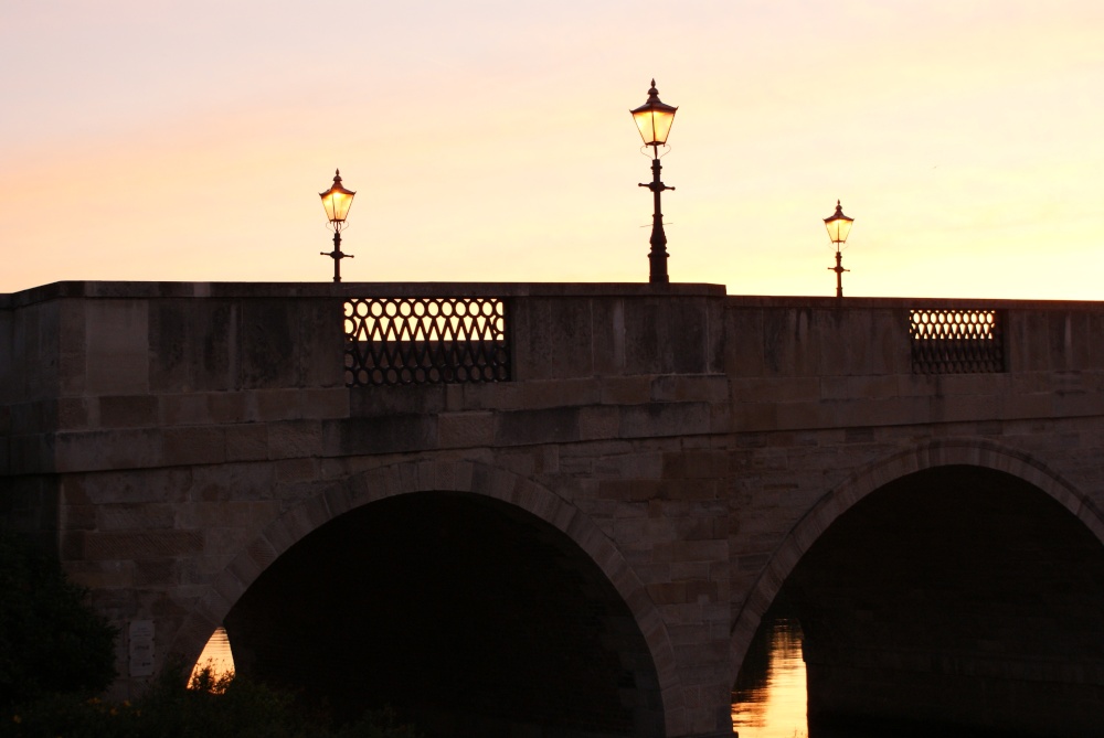 Chertsey bridge ( surrey ) over the river Thames, at dawn.