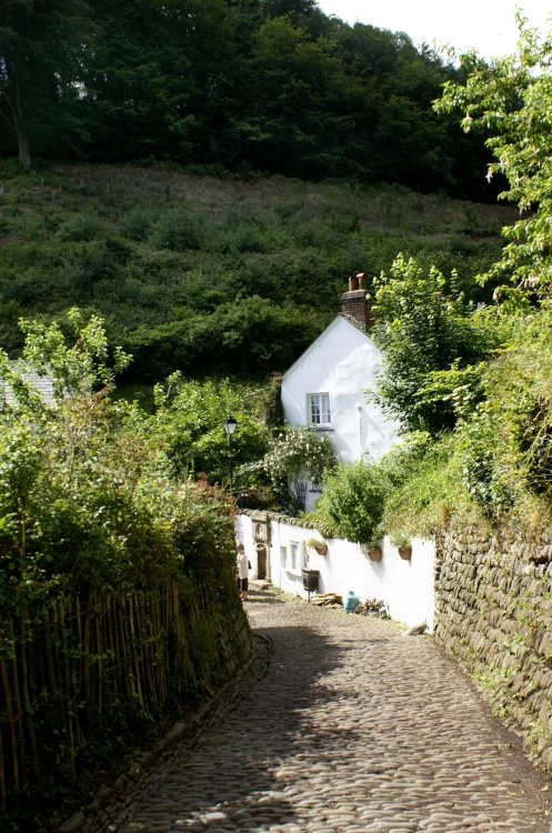 The steep narrow road into Clovelly.