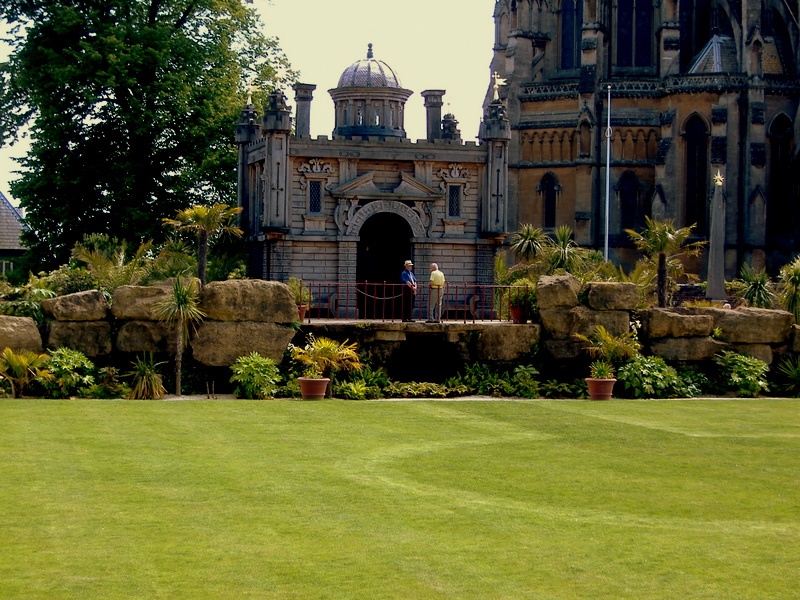 Memoral to Thomas Howard from across the Duchess garden